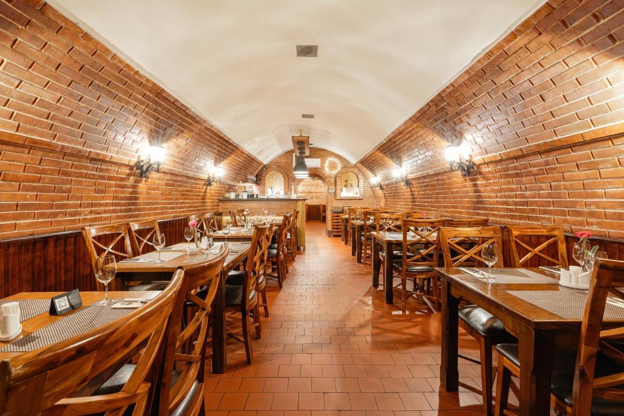 Restaurace A Penzion U Doubku Breclav Exterior photo